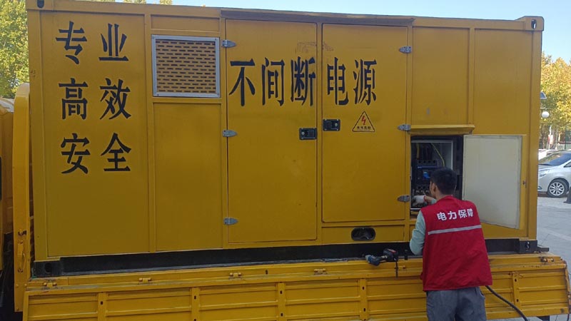 玉龙柴油发电机组和UPS电源配合使用时，如何避免切换过程中的电力中断？